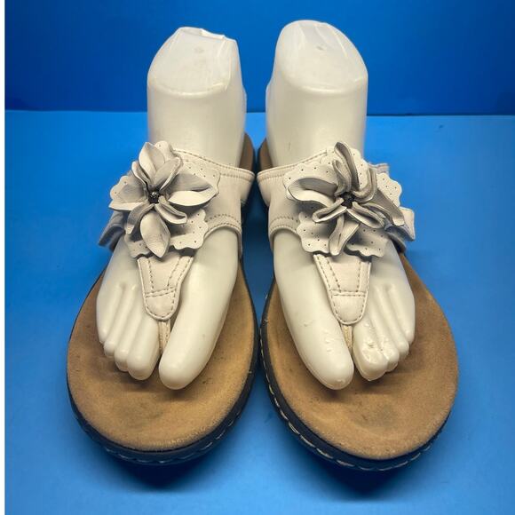White Clark's Thonged Flowered Comfort Sandals  Size 7 M Floral - Picture 1 of 11